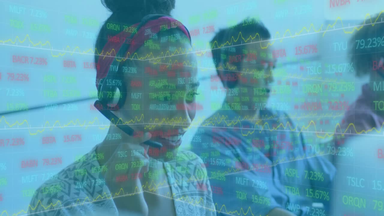 콜 센터 직원들의 그룹을 가로지르는 황금 그래프로 데이터 처리가