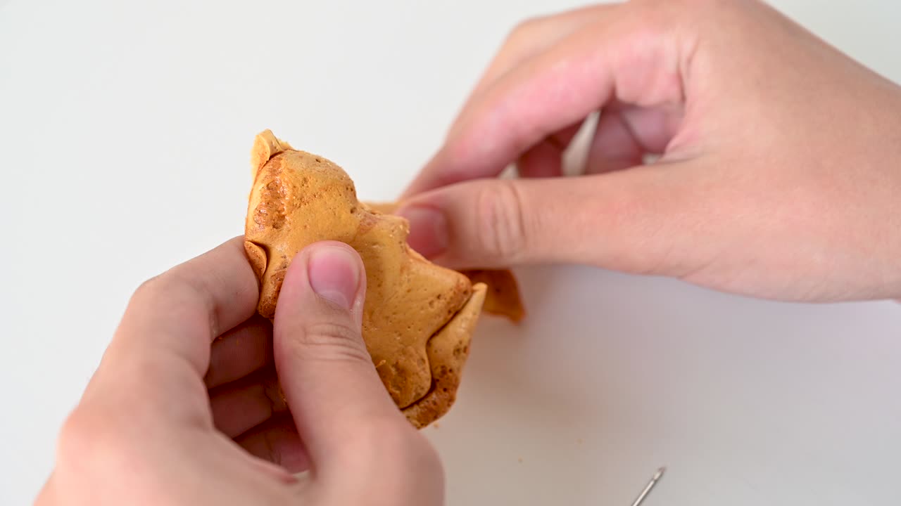 남자 손 클로즈업 스크래치 갈색 설탕 카라멜 사탕