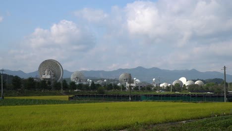 陽光明<unk>的昆山衛星服務中心,前景是農地,靜態