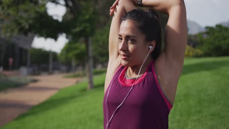 Mujer-Caucásica-Estirándose-En-Un-Parque