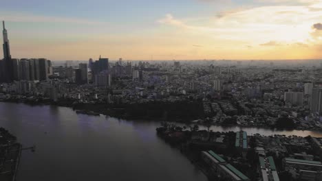 Toma-Panorámica-Al-Atardecer-Con-Drones-De-La-Ciudad-De-Ho-Chi-Minh,-Vietnam