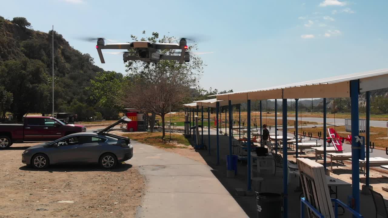 toma aérea de un dron a otro que muestra a mavic pro en vuelo.