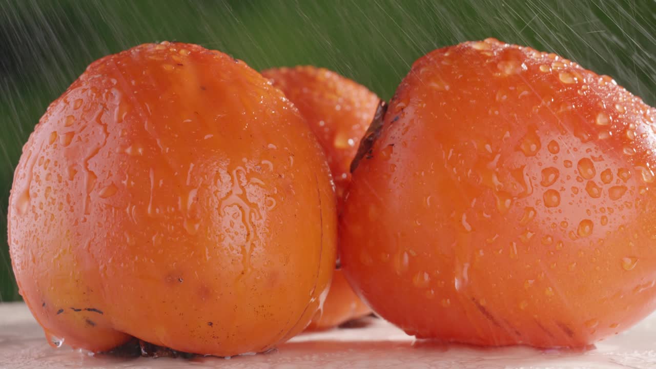 slowmo persimmon 가까이. 흐르는 물 에 있는 persimmon