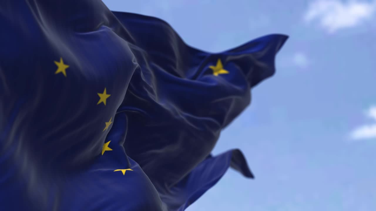 la bandera del estado de alaska ondeando en el viento