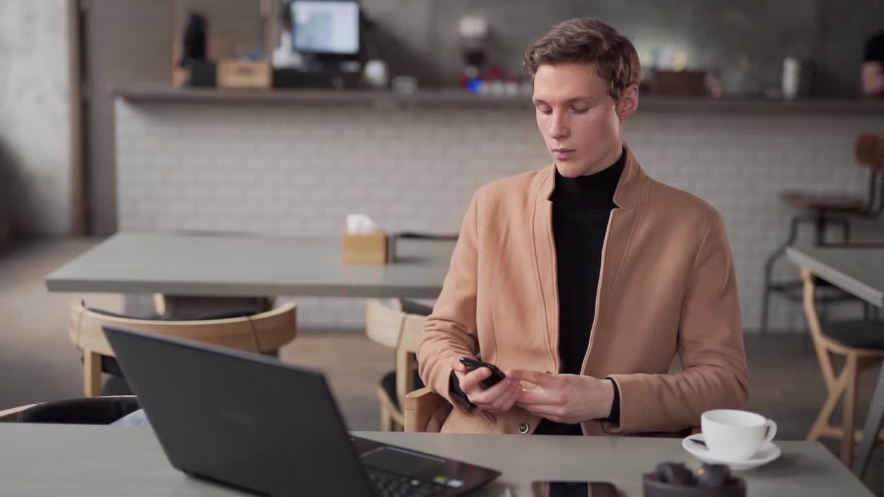 그 남자는 전화로 좋은 메시지를 받는다