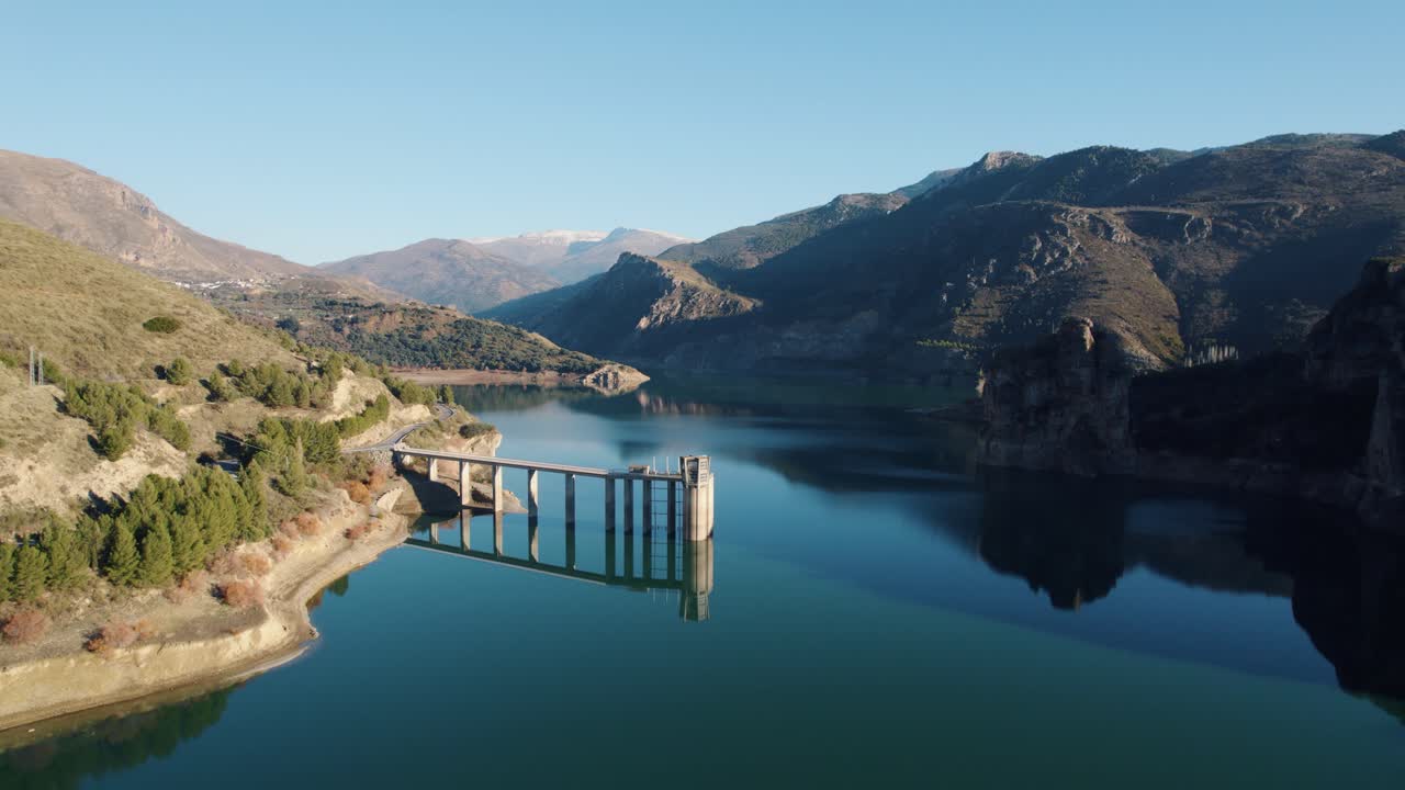 스페인 뒤에 큰 산이 있는 운하 저수지의 공중 전망