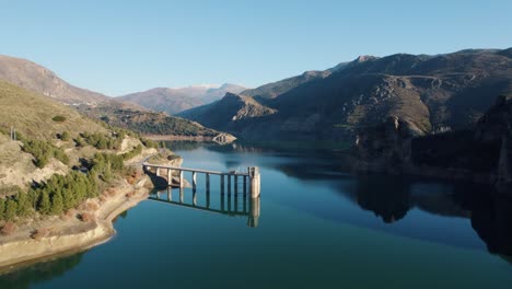 Luftaufnahme-Des-Stausees-Canales-Mit-Dem-Großen-Berg-Dahinter,-Spanien