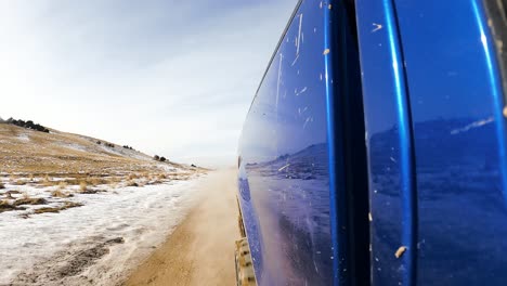 Conduciendo-A-Lo-Largo-Del-Histórico-Sendero-Pony-Express-En-Un-Camino-De-Tierra-En-Invierno---Vista-Trasera-Desde-El-Lado-De-Un-Hiperlapso-Troncal