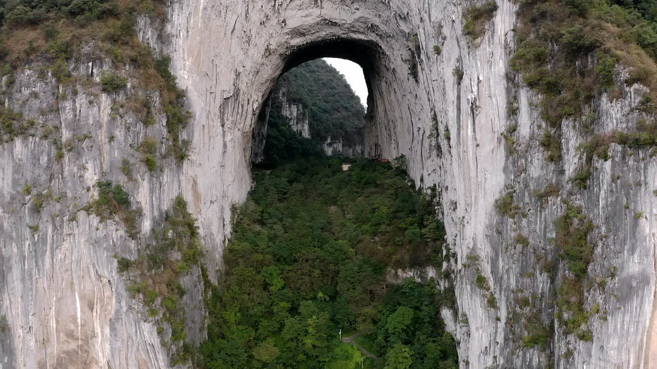 asombroso arco natural en la montaña kárstica china, gran arco de getu, vista aérea