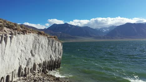 costa del lago crowley, columnas de roca maleable en un día soleado, california, estados unidos de américa, tiro de drone, vista aérea