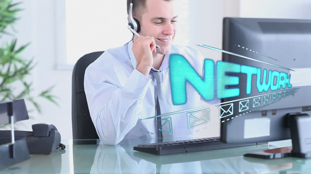 전화 헤드을 착용 한 사업가 위에 텍스트 소셜 미디어 및 이메일 아이콘의 애니메이션