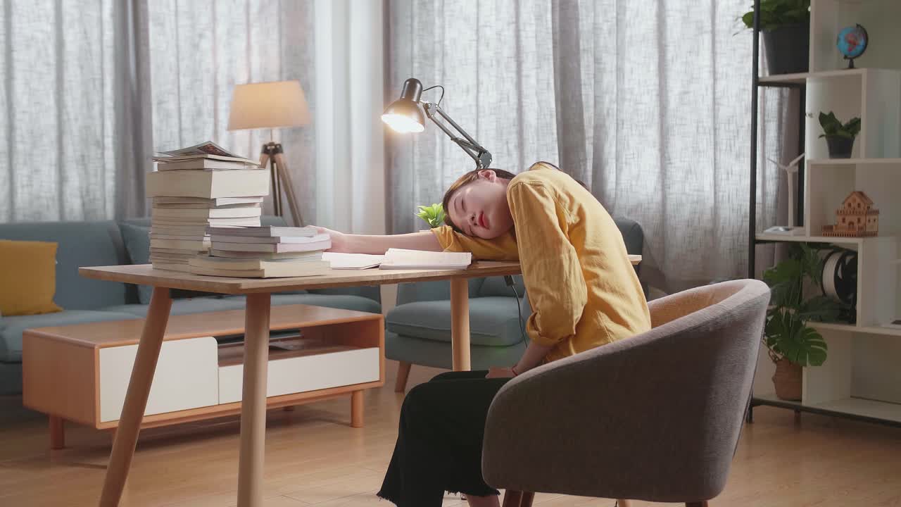 책상 에서 자고 있는 피곤 한 학생