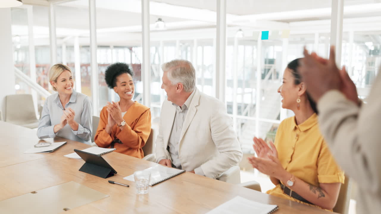 사업가들, 손을 흔들어