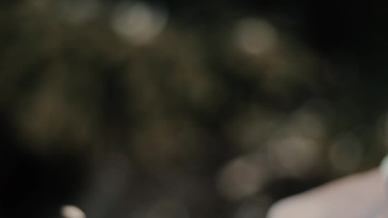 clip cinematográfico a cámara lenta de una persona tallando un trozo de madera