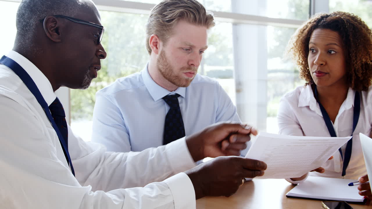 equipo de negocios teniendo una reunión alrededor de la mesa en una oficina moderna