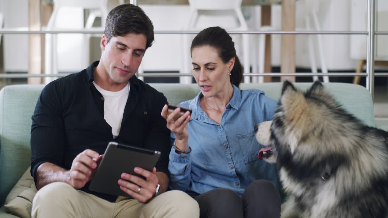 una pareja hablando con su perro mientras hacen algo