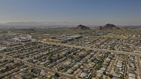 Scottsdale-Arizona-Aerial-V20-Filmischer-Drohnenüberflug-über-Ein-Wohnviertel,-Das-Eine-Wüstenlandschaft-Mit-Felsformationen-Und-Ausblicken-Auf-Die-Stadt-Phoenix-Einfängt-–-Aufgenommen-Mit-Mavic-3-Cine-–-Februar-2022