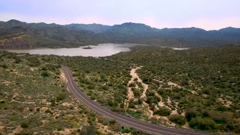 Empuje-Aéreo-En-El-Maldito-Camino-Del-Lago-Bartlett,-Bosque-Nacional-Tonto,-Scottsdale,-Arizona