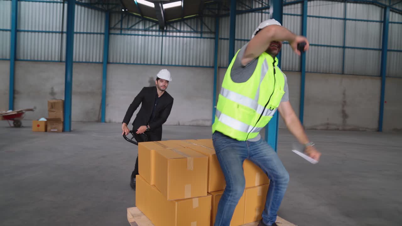 funny trabajadores de la fábrica bailan en la fábrica