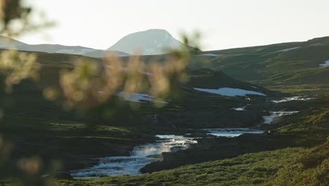 Arroyo-Que-Fluye-A-Través-De-La-Montaña-Al-Atardecer,-En-Stekenjokk,-Suecia