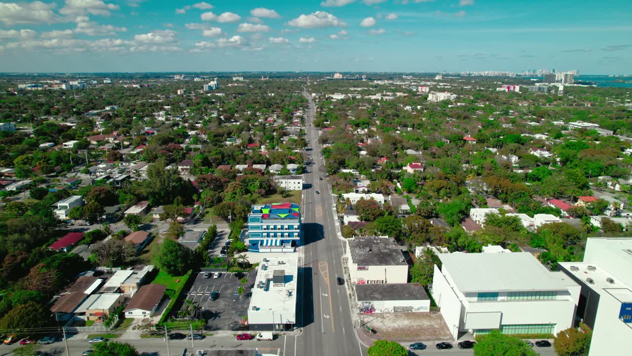 Vida suburbana serena en North Miami: Una perspectiva aérea tranquila