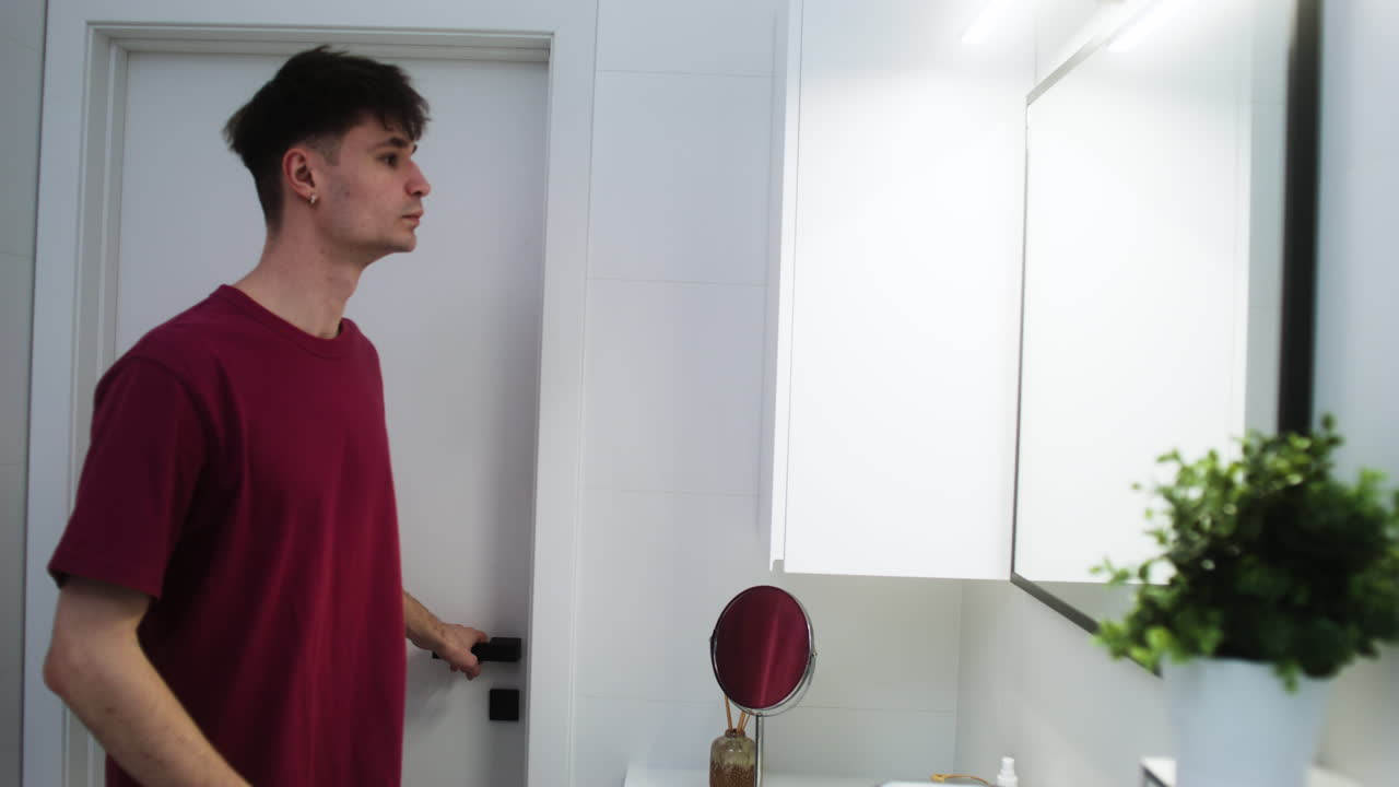 욕실에 들어가는 남자