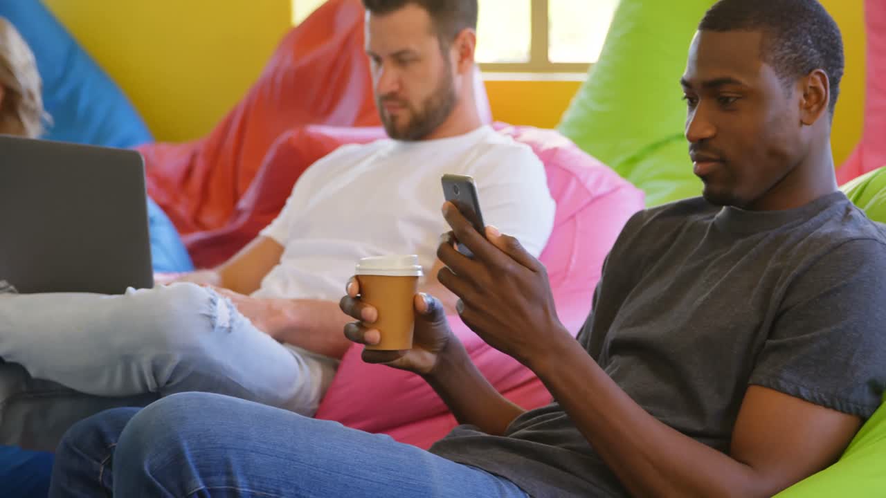 모 ⁇  사무실에서 휴대폰을 사용하는 흑인 남성 임원 4k