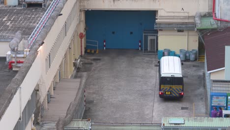 un vehículo policial llega al centro de recepción correccional masculino lai chi kok en hong kong