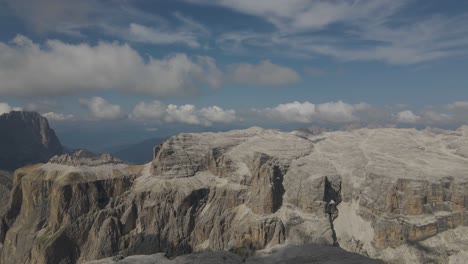 Vista-Aérea:-Dolomitas-En-Val-Gardena,-Italia