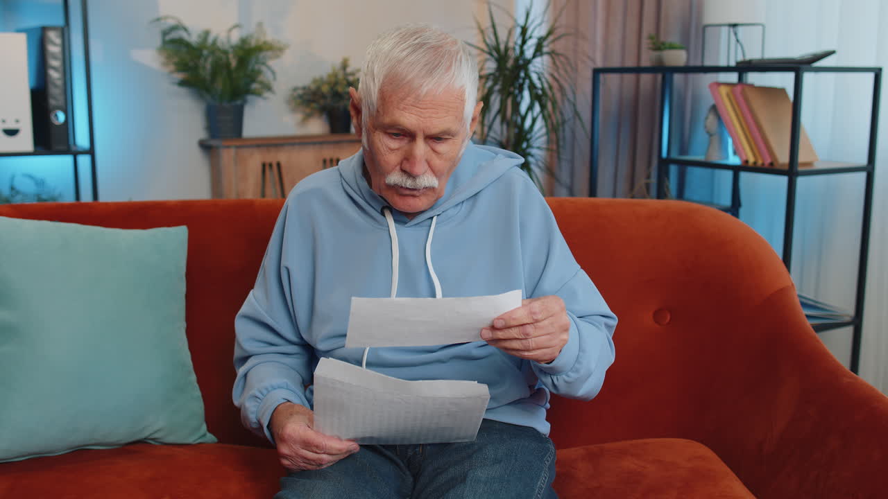 hombre mayor carta de sobre abierto leerlo sentirse feliz crecimiento de carrera avance promoción préstamo bancario aprobar