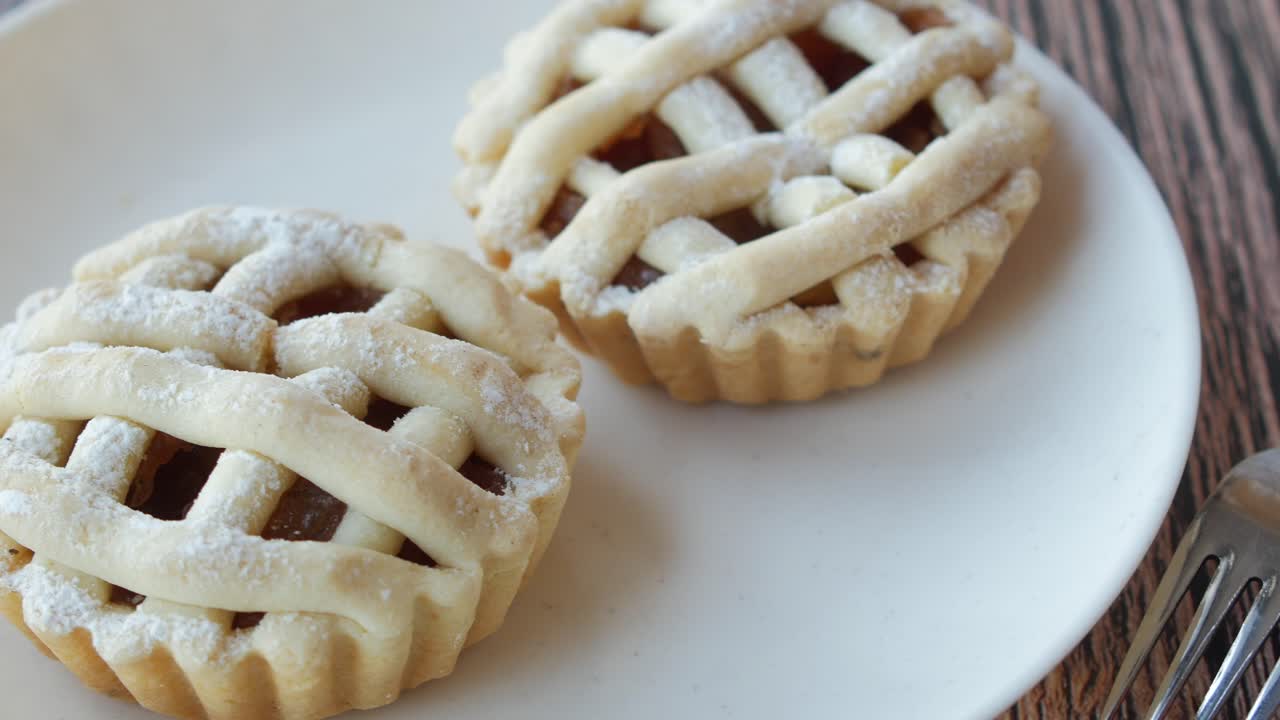 dos mini pasteles de manzana en un plato
