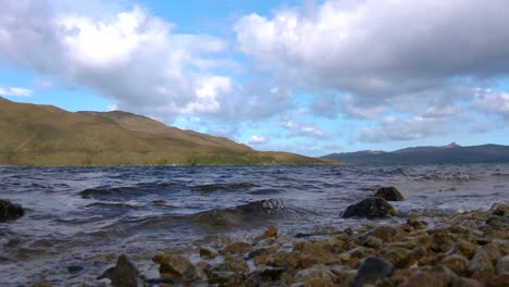 Wellen-An-Einem-Küstenstrand-In-Schottland-Isle-Of-Skye