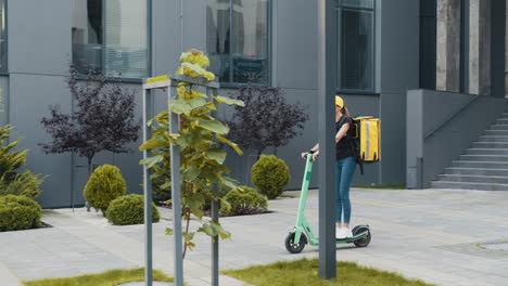 mujer repartidora en scooter eléctrico