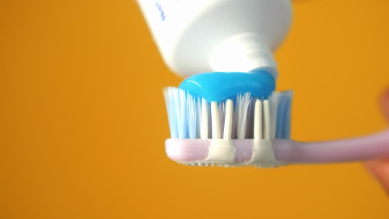 cerca de la pasta de dientes siendo exprimida en un cepillo de dientes