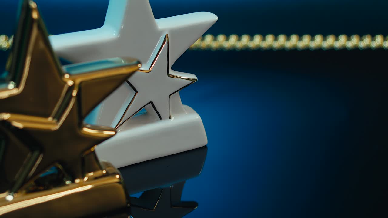 금색과 색의 별, 추상적인 검은색 배경