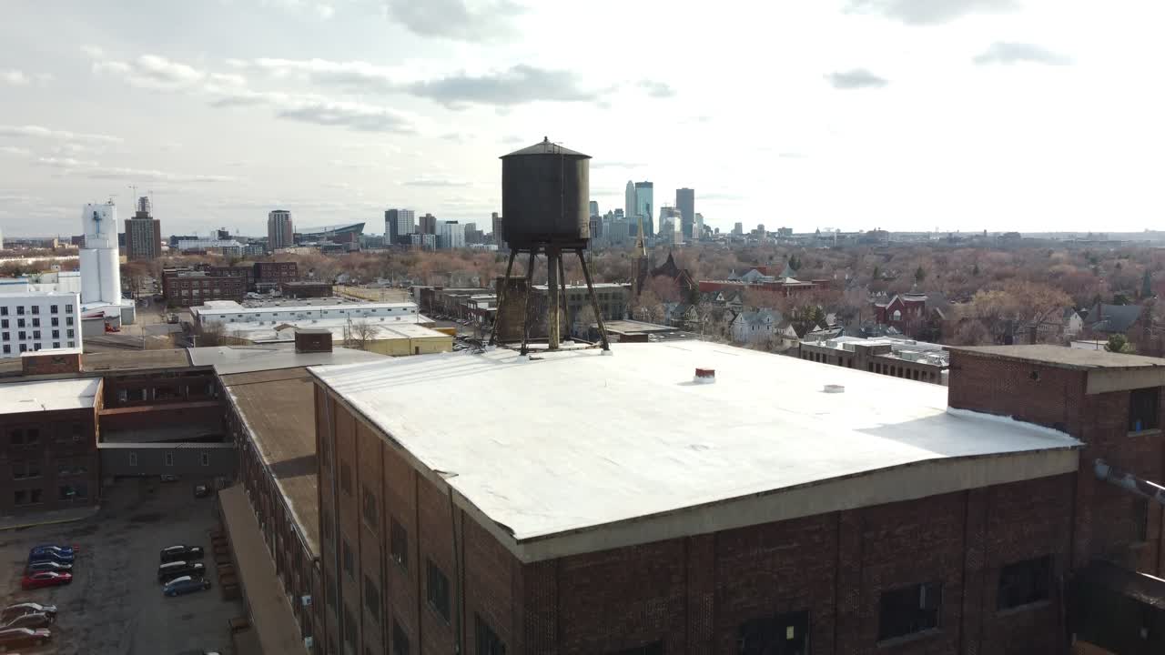 el boom de drones revela el horizonte de minneapolis desde el industrial distrito de artes del noreste 4k