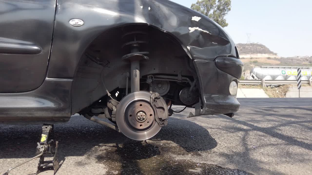 고장난 차와 바람 빠진 타이어 교체