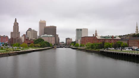 Zeitraffer-Der-Skyline-Von-Providence,-Rhode-Island-Und-Water-Way-In-Neuengland