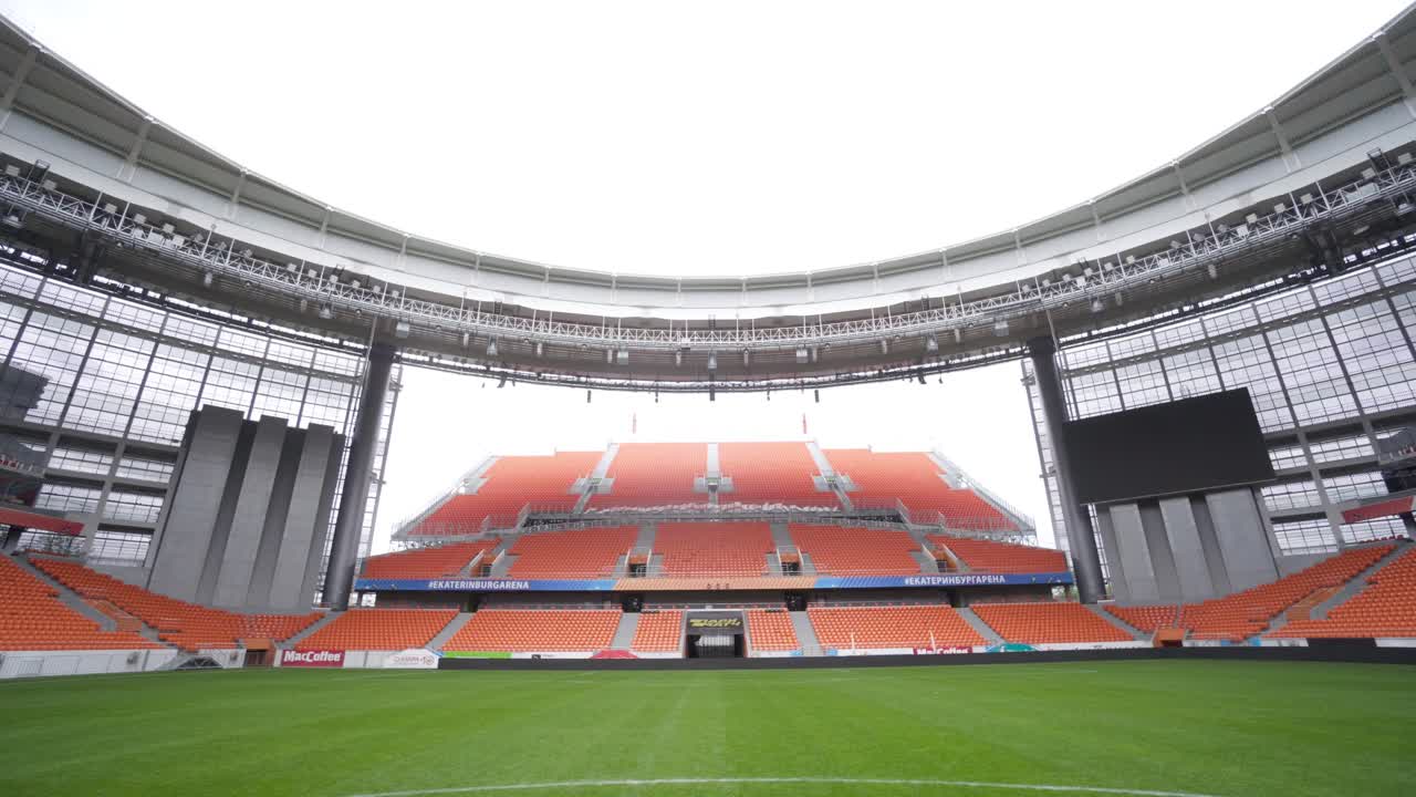 estadio moderno vacío con asientos naranjas