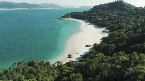 Imagen-Aérea-Descubriendo-La-Maravillosa-Playa-De-Campeche,-En-Florianópolis,-Santa-Catarina,-Brasil