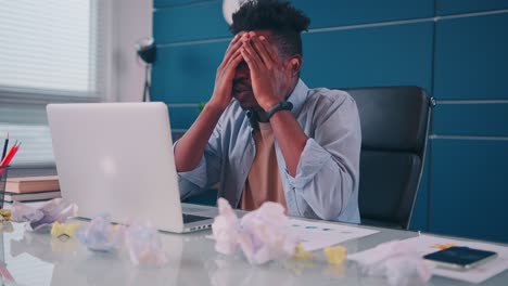 hombre de negocios afroamericano sobrecargado de trabajo que siente dolor de cabeza o problema de fatiga ocular