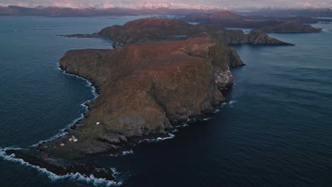 Iluminación-Espectacular-De-La-Isla-Runde,-Noruega