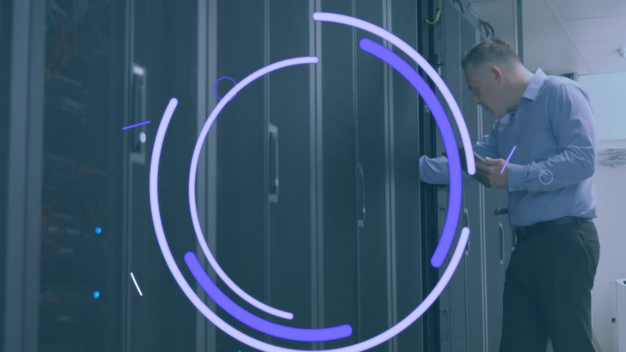 animación de formas sobre el hombre caucásico en la sala del servidor