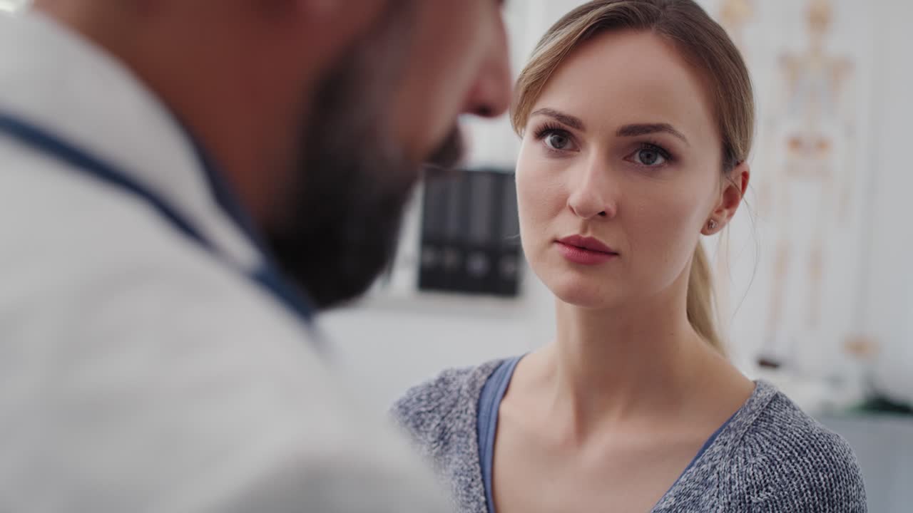 Vista ravvicinata del medico che visita una giovane donna