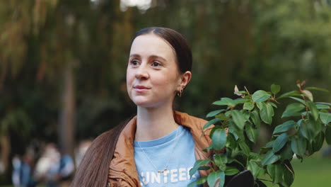 mujer plantando un árbol