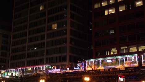 Weihnachten-Dekorierte-U-Bahn,-Die-Nachts-Durch-Die-Stadt-Fährt