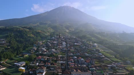 vista aérea de un pequeño pueblo en la ladera de la montaña