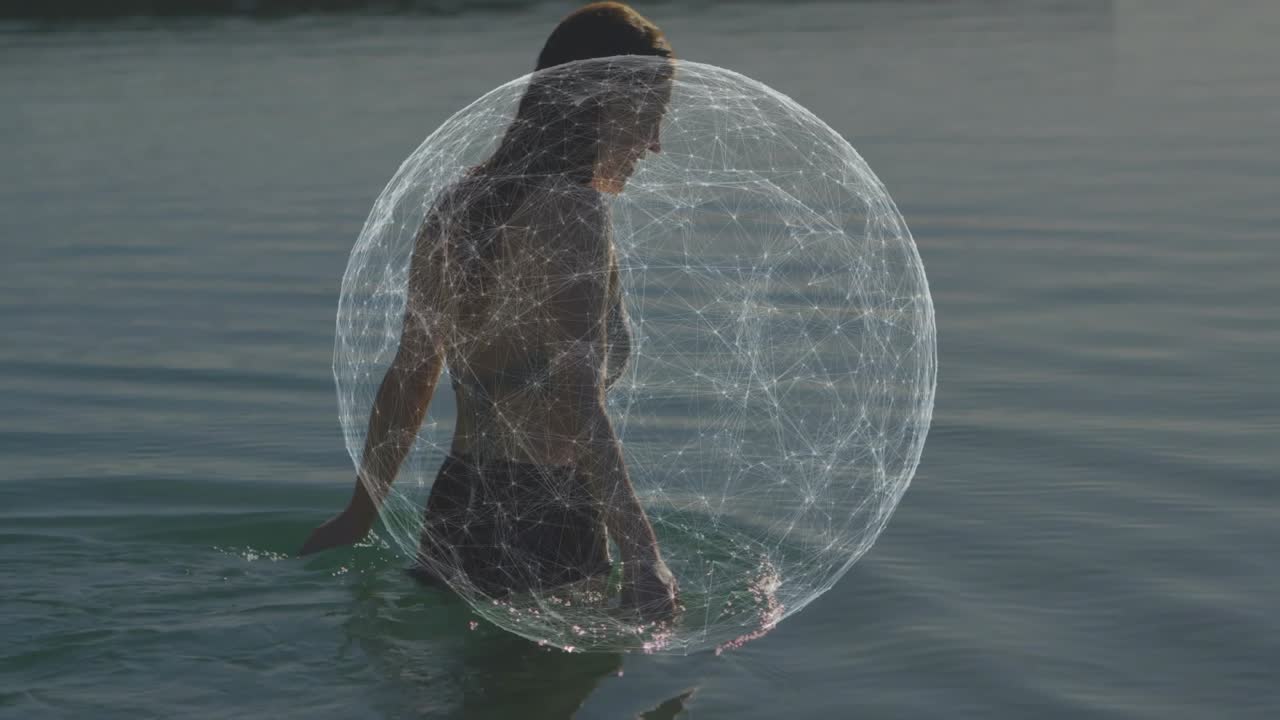 Mulher caminhando pelo lago, seu passo ativando uma esfera digital de malha rotativa que destaca a tecnologia imersiva.