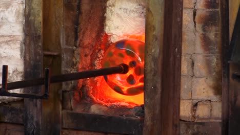 detalle de un jarrón de vidrio en el horno a alta temperatura