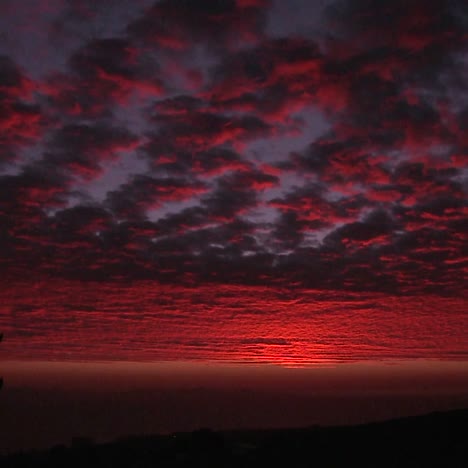 un hermoso sol carmesí profundo se pone detrás de las islas del canal en el sur de california